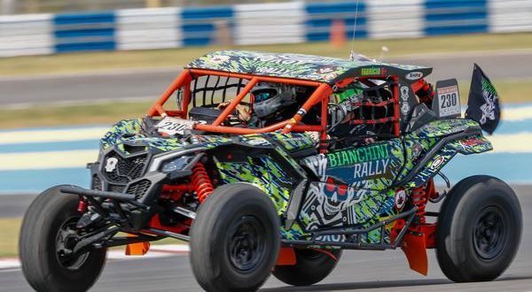 UTV acelerando no asfalto durante o Prólogo do Rally dos Sertões