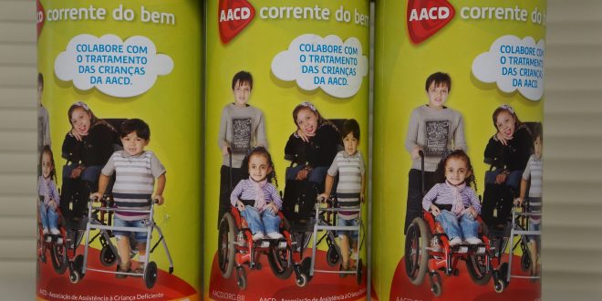 uma pilha de cofrinhos da AACD de 2017