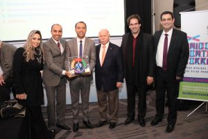 representantes de barueri posam com prêmio em mãos