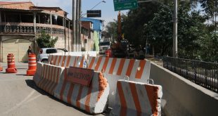 um desvio em via da Aldeia de Barueri devido a obras da Sabesp