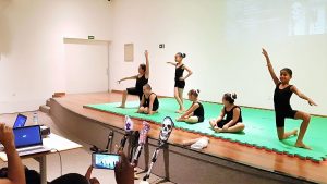 ginastas da SDPD no palco