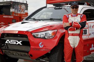 Luiz Facco posa ao lado de sua Mitsubishi ASX Racing