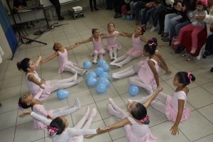 meninas do baby ballet sentadas em círculo durante uma apresentação