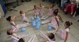 meninas do baby ballet sentadas em círculo durante uma apresentação