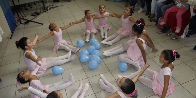 meninas do baby ballet sentadas em círculo durante uma apresentação