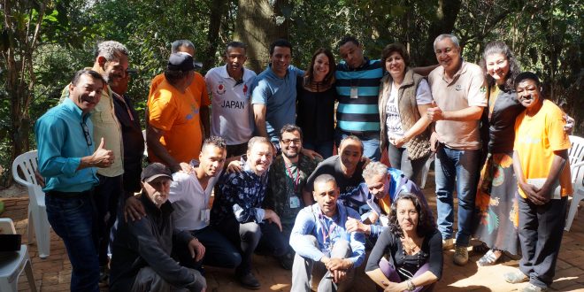 integrantes do projeto renascer posam para foto