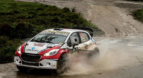 Peugeot 208 Maxi Rally passando por pista enlameada