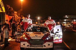Facco e Herrero posam ao lado do Peugeot 208 Maxi Rally