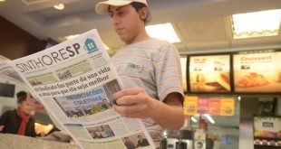 funcionário do mcdonald's lê uma edição do jornal do Sinthoresp dentro de unidade da rede de fast food