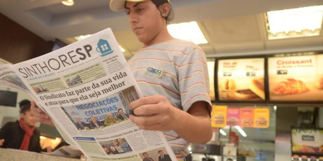 funcionário do mcdonald's lê uma edição do jornal do Sinthoresp dentro de unidade da rede de fast food