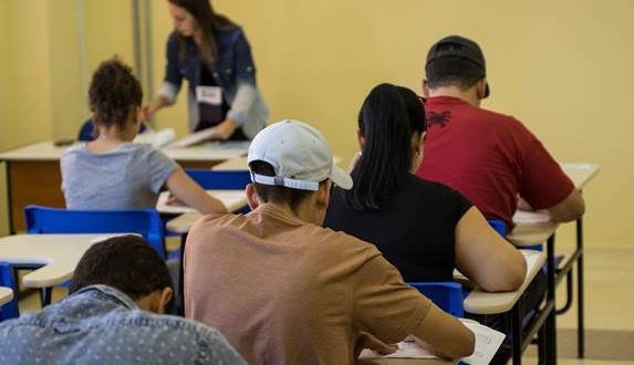 estudantes prestando um vestibular da fatec