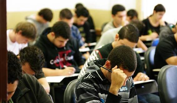 estudantes prestando um vestibular da fatec