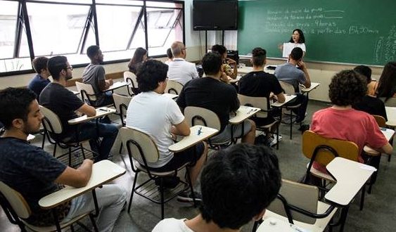 estudantes prestes a prestar um vestibulinho da etec enquanto uma fiscal passa orientações