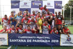 Equipe do Brasok celebra título com troféu na mão