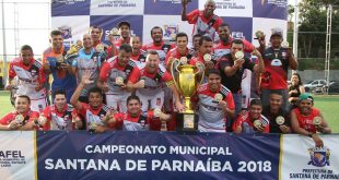 Equipe do Brasok celebra título com troféu na mão