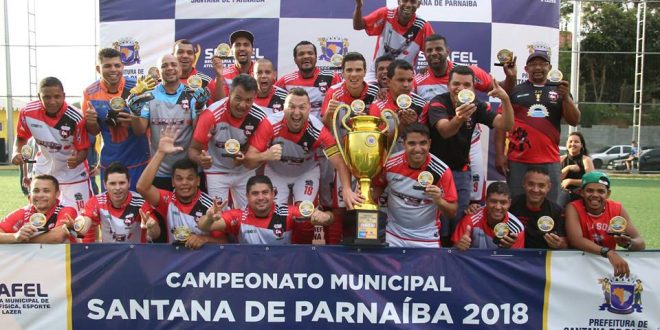 Equipe do Brasok celebra título com troféu na mão