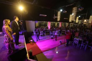 prefeito elvis cezar com convidados e autoridades na 2ª Edição da Noite da Pizza