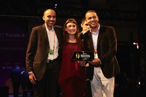 representantes de barueri recebendo prêmio no palco