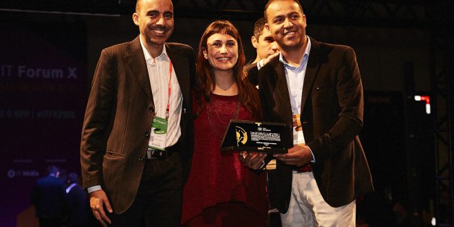 representantes de barueri recebendo prêmio no palco
