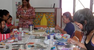 Alunos de Artes Plásticas em aula na Biblioteca Eny Cordeiro