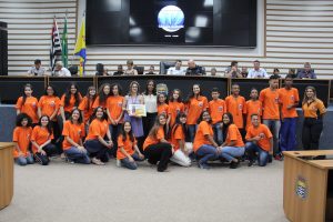 agentes mirins posam diante da mesa diretora da câmara