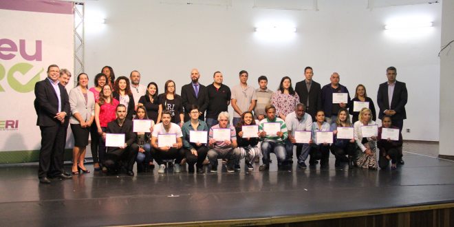 participantes do programa posam no palco com certificados em mãos