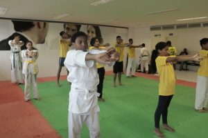 praticantes de taekwondo se exercitam