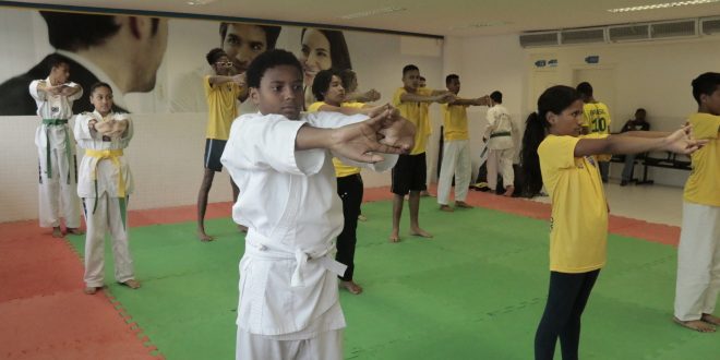 praticantes de taekwondo se exercitam