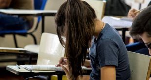 aluna prestando um vestibulinho da ETEC