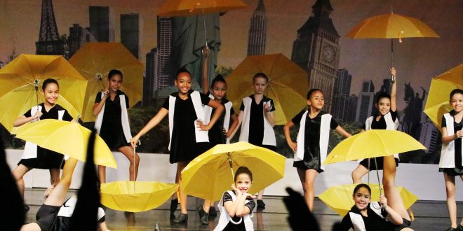 alunas apresentando Dias de Luz