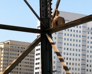 uma casa de joão de barro em vigas de metal