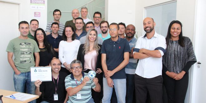 equipe de barueri posa com o prêmio em mãos