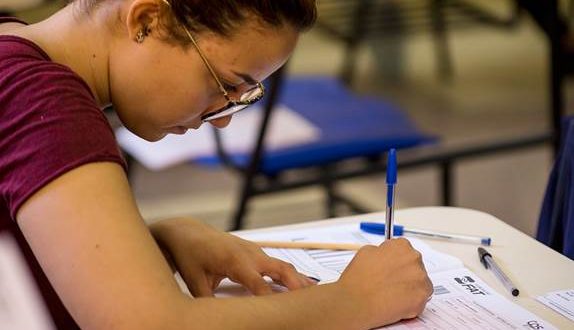 uma estudante concentrada na prova do vestibular da fatec para o primeiro semestre de 2019