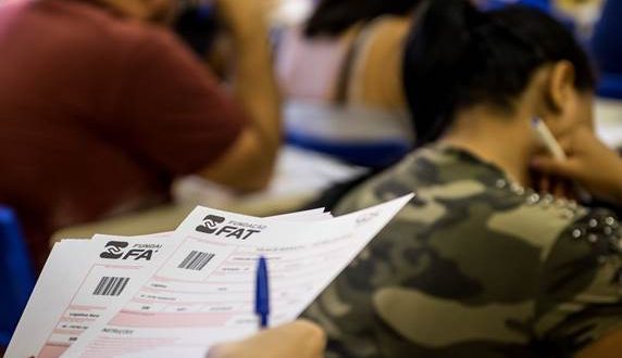 candidatos prestando um exame de vestibular da fatec