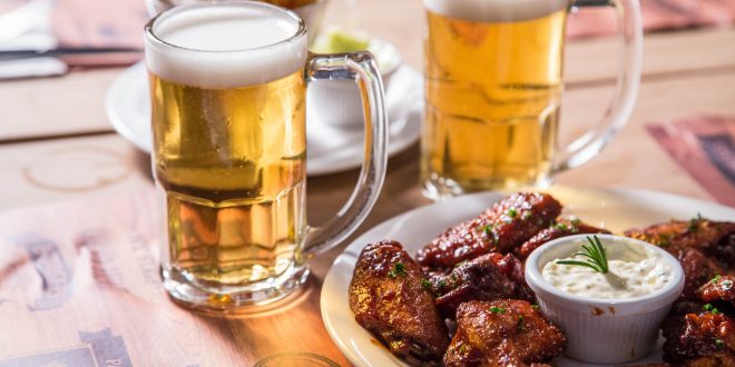 dois chopps e um prato de aperitivos do happy hour general prime burger