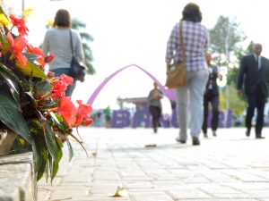 pessoas caminhando num calçadão