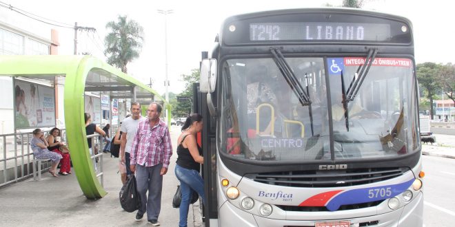 pessoas embarcando num ônibus da linha T242