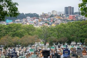 vista do cemitério de barueri com um bairro residencial ao fundo