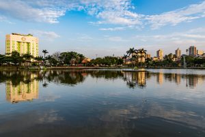 o lago do parque municipal com o hospital municipal ao fundo