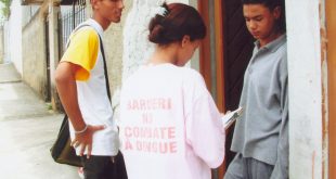 agentes de combate à dengue saúde visitando casa em Barueri