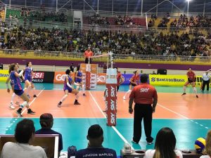 hinode barueri a sesi bauru disputando partida no ginásio josé correia