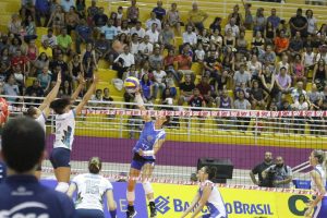 atletas do hinode barueri e do brasilia disputando uma bola na rede