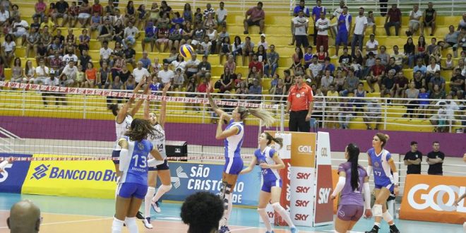 hinode barueri a minas tênis clube disputando partida no ginásio josé correia