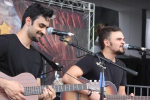 siimas se apreentando num palco