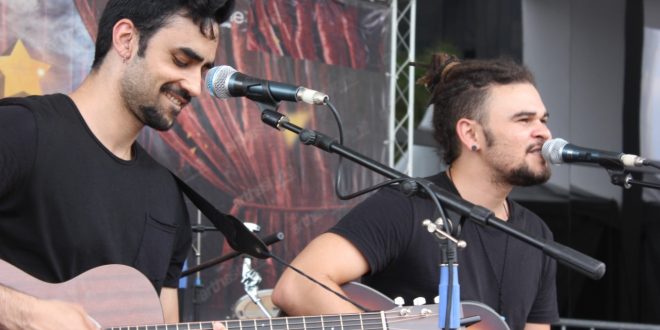 siimas se apreentando num palco