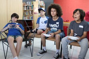 garotos jogando videogame na biblioférias