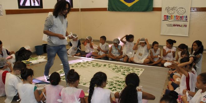 monitora com crianças durante atividade de biblioférias