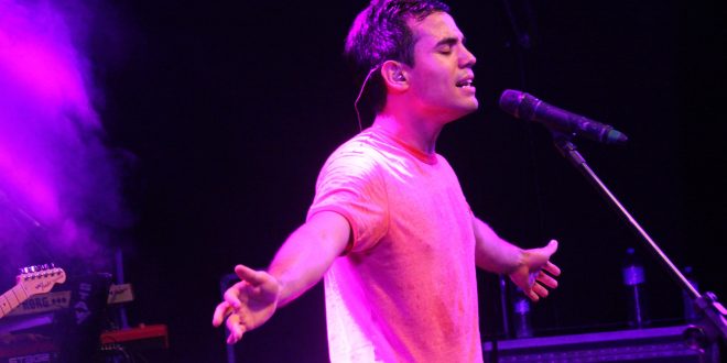 Bruno Gadiol cantando ao vivo em barueri