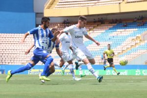 jogadores do corinthians disputando uma bola com adversários na copinha