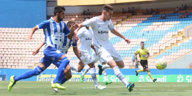 jogadores do corinthians disputando uma bola com adversários na copinha